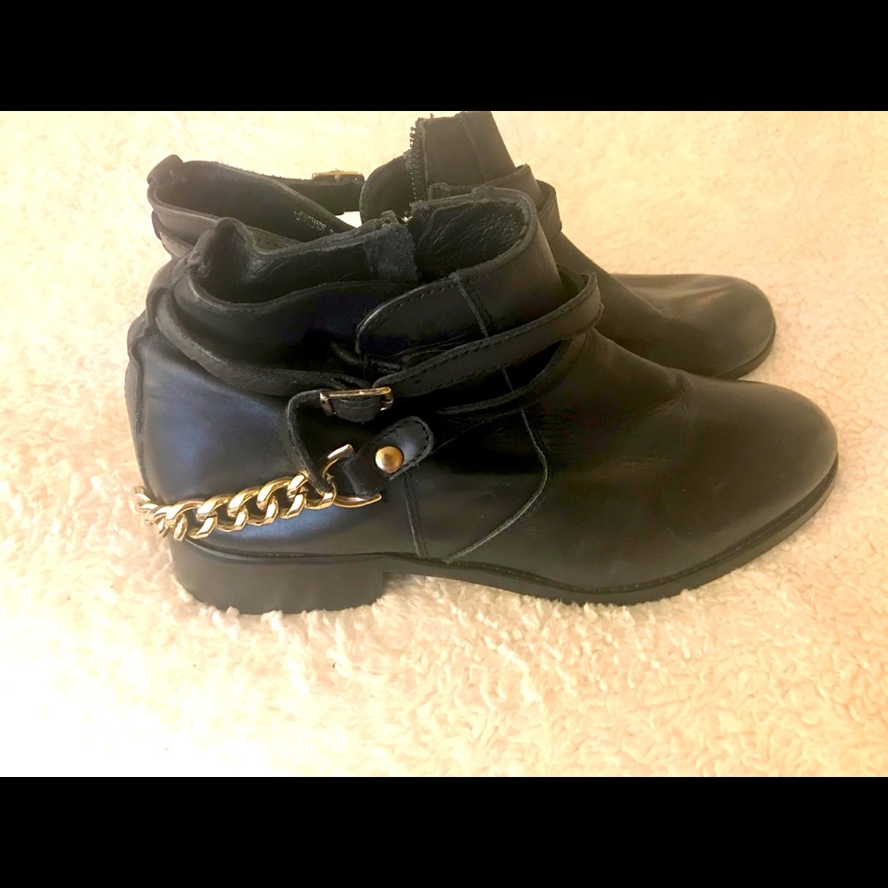 STEVE MADDEN boots with chain